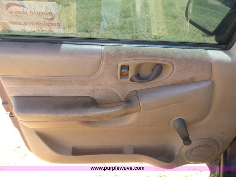 image for item L5985 2000 Chevrolet S10 pickup truck