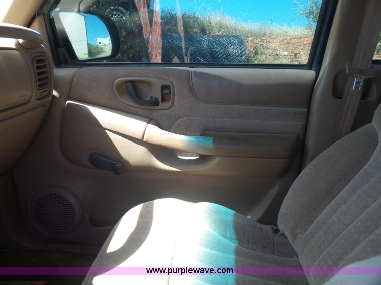 image for item L5985 2000 Chevrolet S10 pickup truck