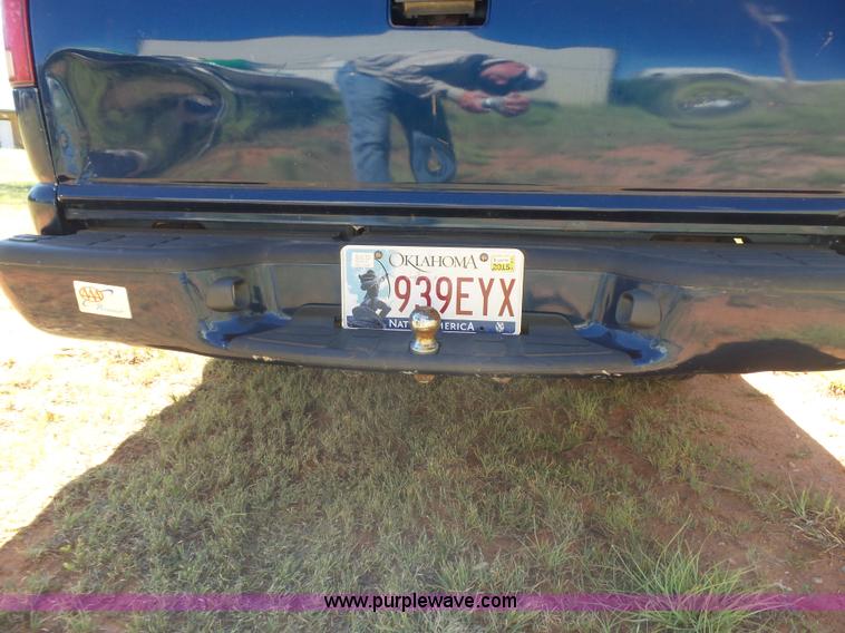 image for item L5985 2000 Chevrolet S10 pickup truck