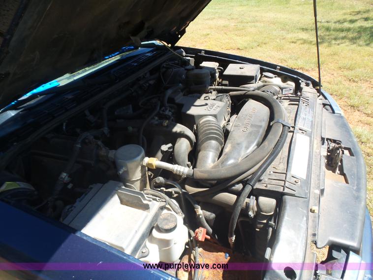 image for item L5985 2000 Chevrolet S10 pickup truck