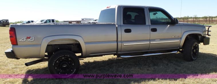 image for item L6598 2003 Chevrolet Silverado 2500HD Crew Cab pickup truck