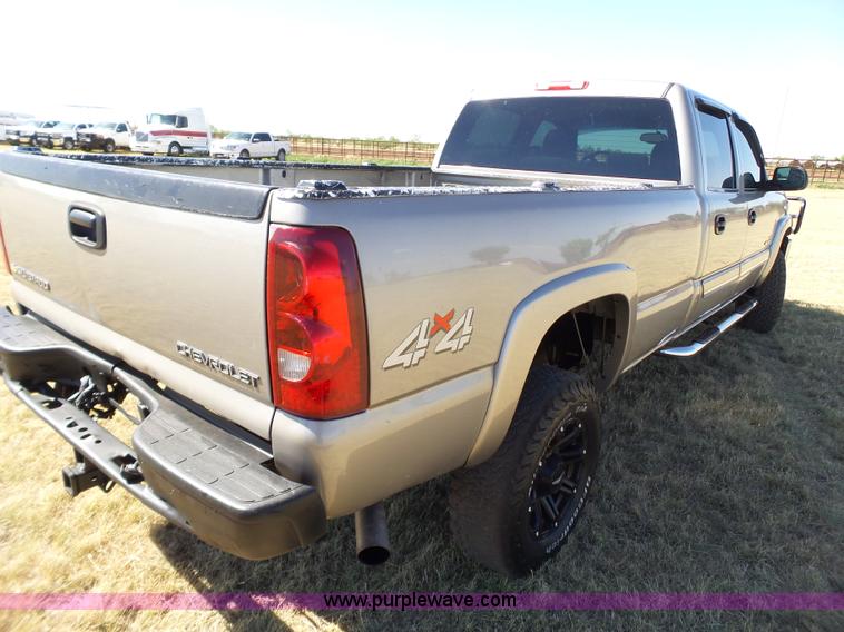 image for item L6598 2003 Chevrolet Silverado 2500HD Crew Cab pickup truck