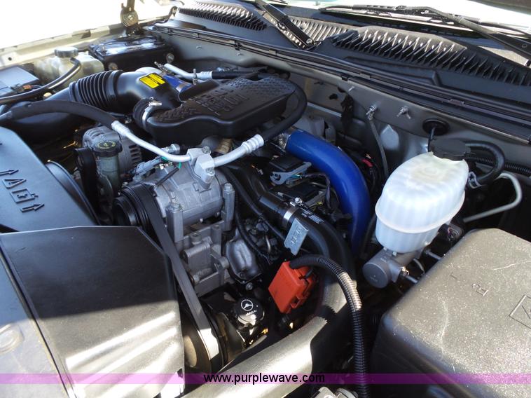 image for item L6598 2003 Chevrolet Silverado 2500HD Crew Cab pickup truck