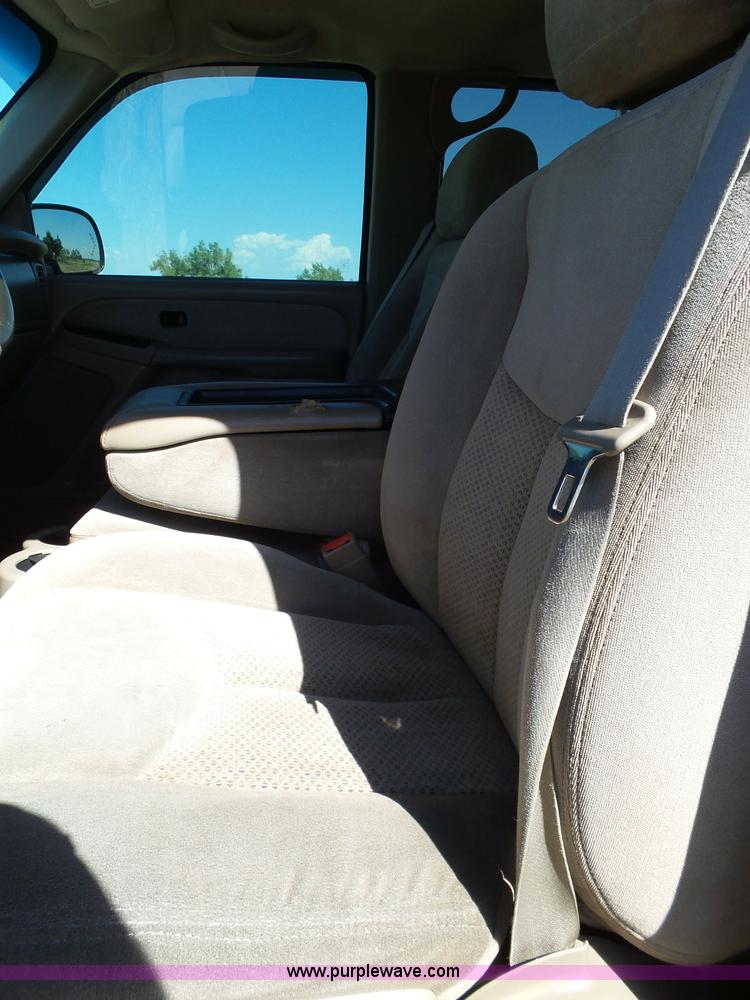 image for item L6598 2003 Chevrolet Silverado 2500HD Crew Cab pickup truck