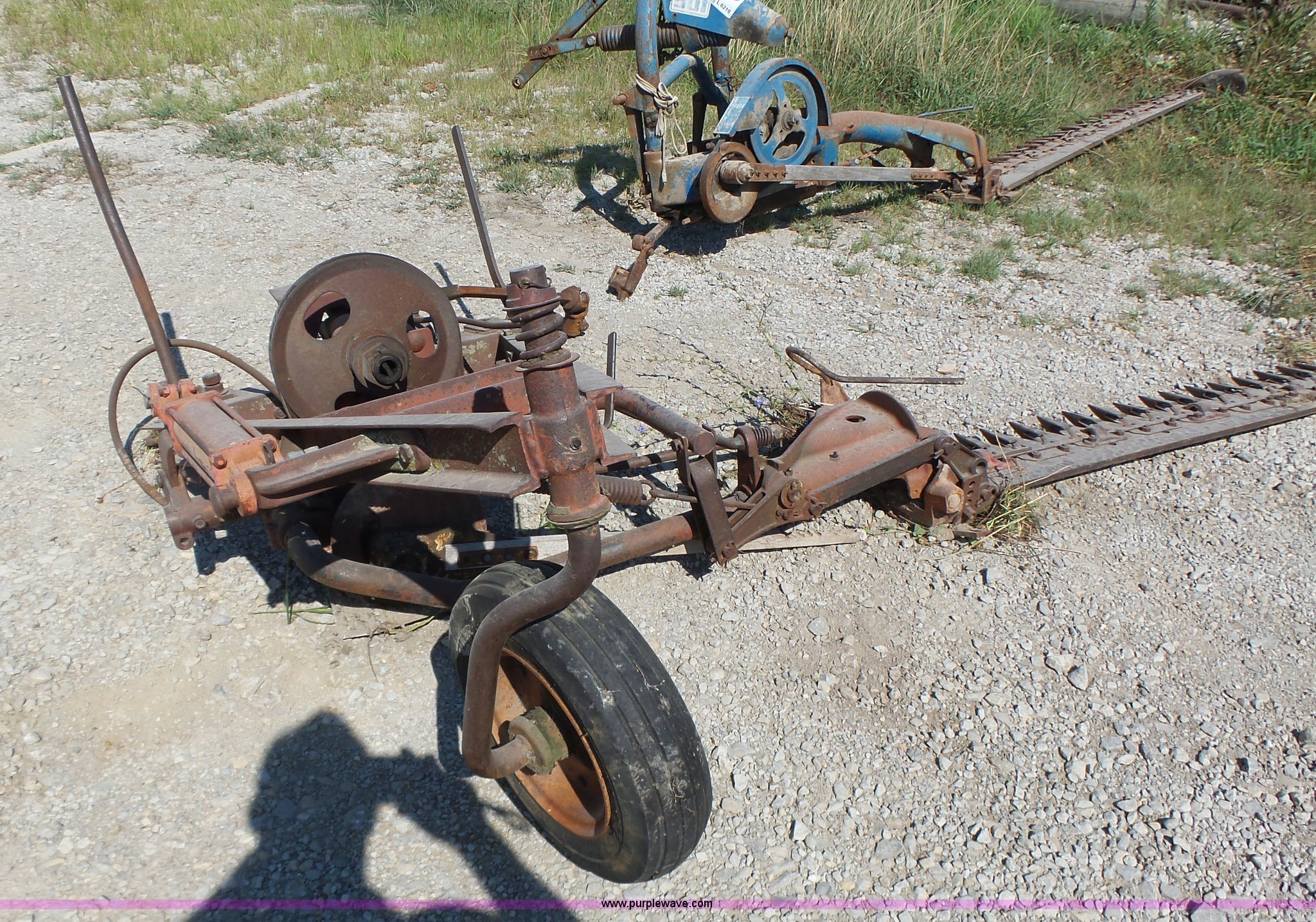 (2) Ford 501 sickle mowers in Lathrop, MO Item L6219 sold Purple Wave