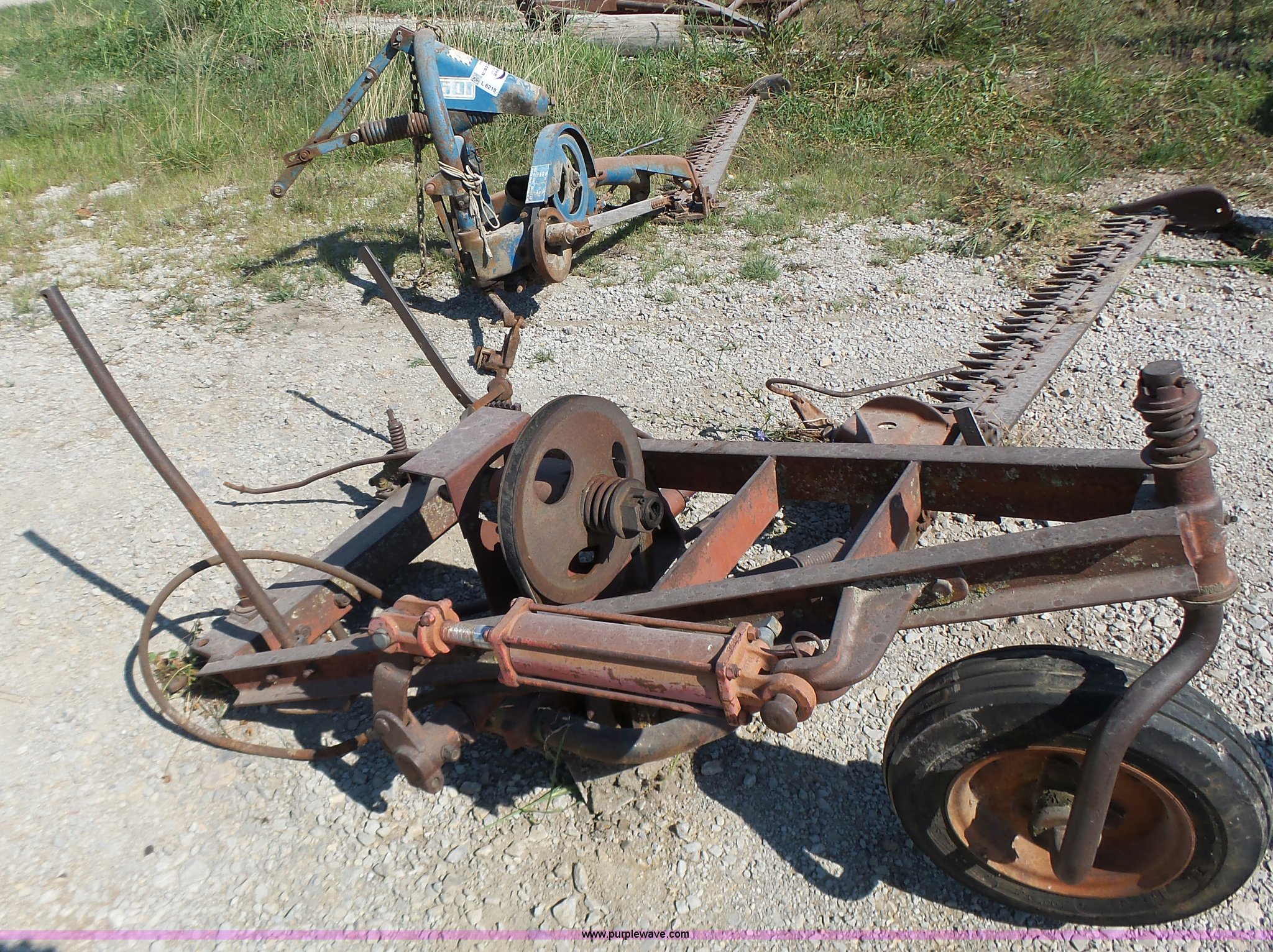 (2) Ford 501 sickle mowers in Lathrop, MO Item L6219 sold Purple Wave