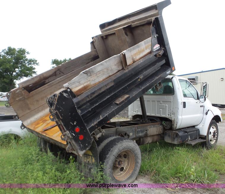image for item AG9489 2006 Ford F650 Super Duty dump truck
