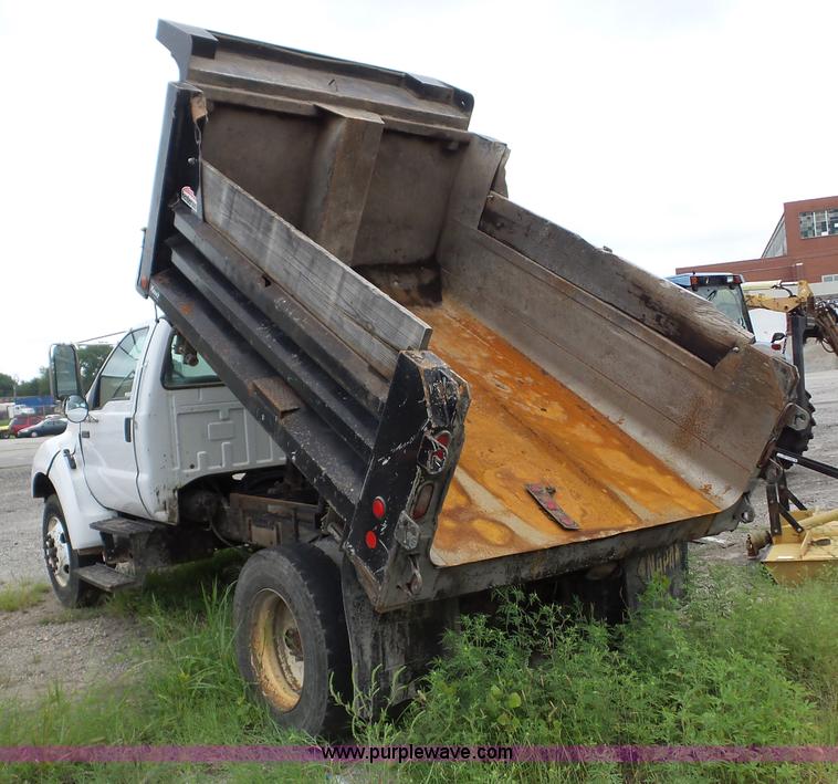 image for item AG9489 2006 Ford F650 Super Duty dump truck