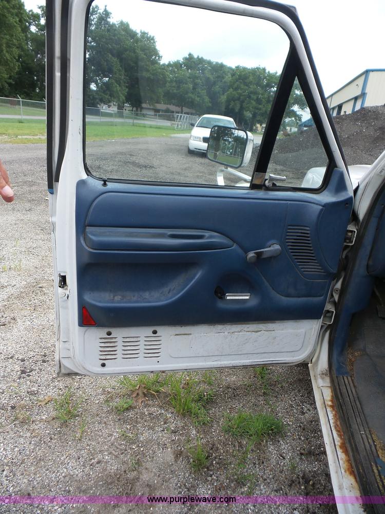 image for item AG9498 1995 Ford F150 pickup truck