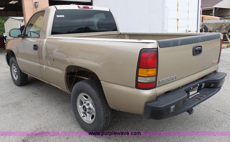 image for item AV9850 2004 GMC Sierra 1500 pickup truck