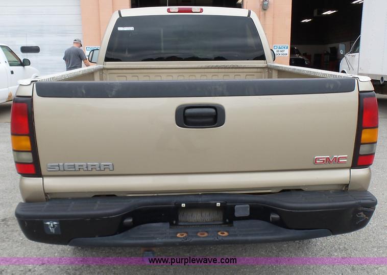 image for item AV9850 2004 GMC Sierra 1500 pickup truck