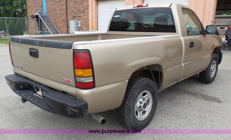 image for item AV9850 2004 GMC Sierra 1500 pickup truck