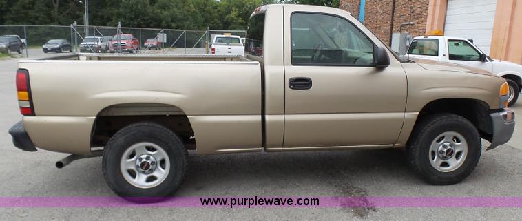 image for item AV9850 2004 GMC Sierra 1500 pickup truck