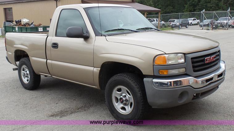 image for item AV9850 2004 GMC Sierra 1500 pickup truck