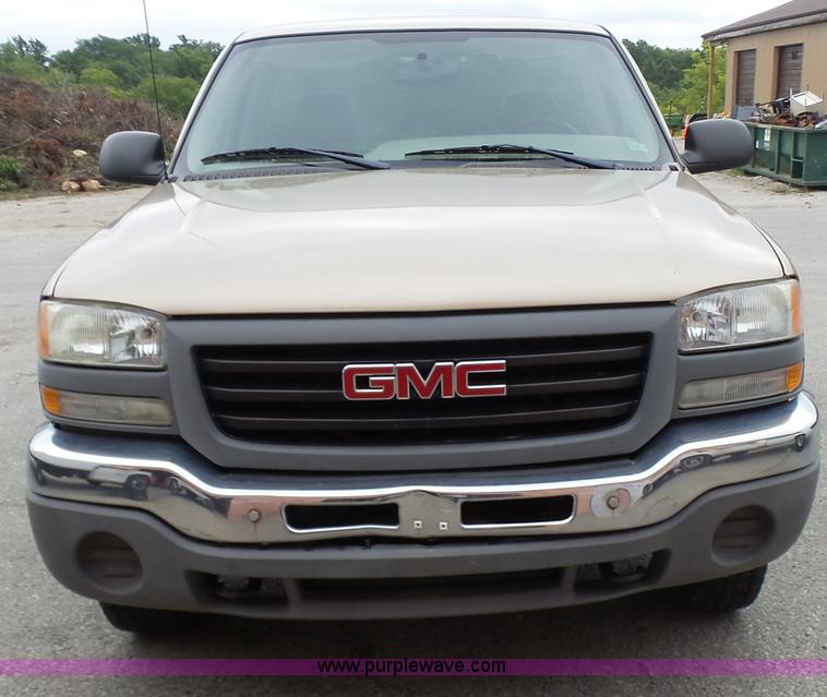 image for item AV9850 2004 GMC Sierra 1500 pickup truck