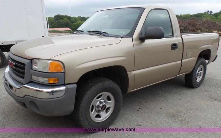image for item AV9850 2004 GMC Sierra 1500 pickup truck
