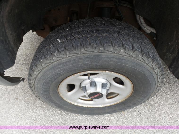 image for item AV9850 2004 GMC Sierra 1500 pickup truck