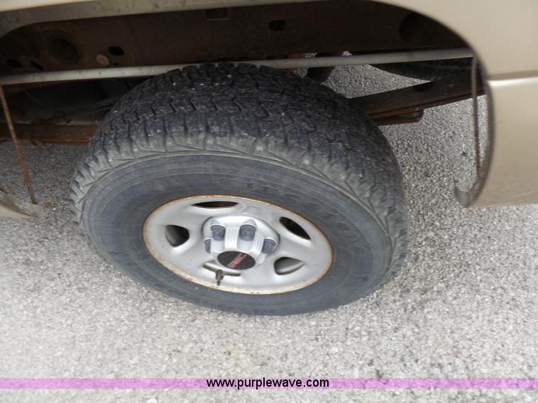 image for item AV9850 2004 GMC Sierra 1500 pickup truck