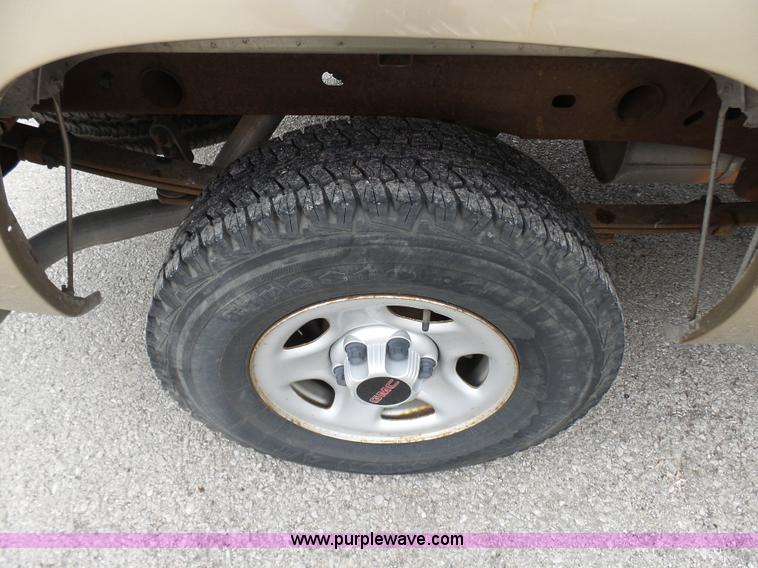 image for item AV9850 2004 GMC Sierra 1500 pickup truck