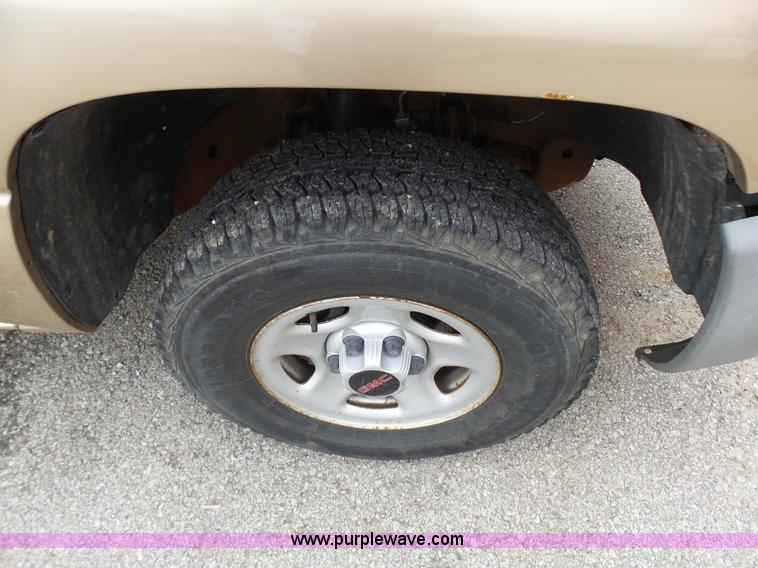 image for item AV9850 2004 GMC Sierra 1500 pickup truck