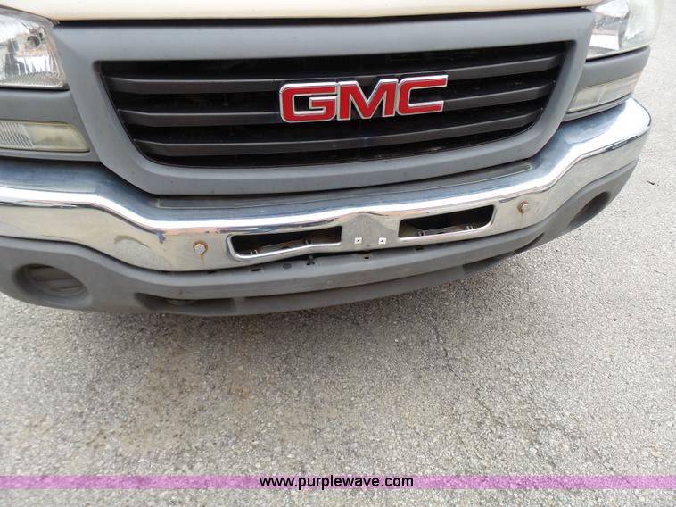 image for item AV9850 2004 GMC Sierra 1500 pickup truck