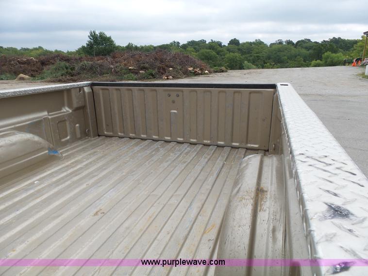 image for item AV9850 2004 GMC Sierra 1500 pickup truck