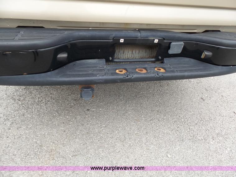 image for item AV9850 2004 GMC Sierra 1500 pickup truck