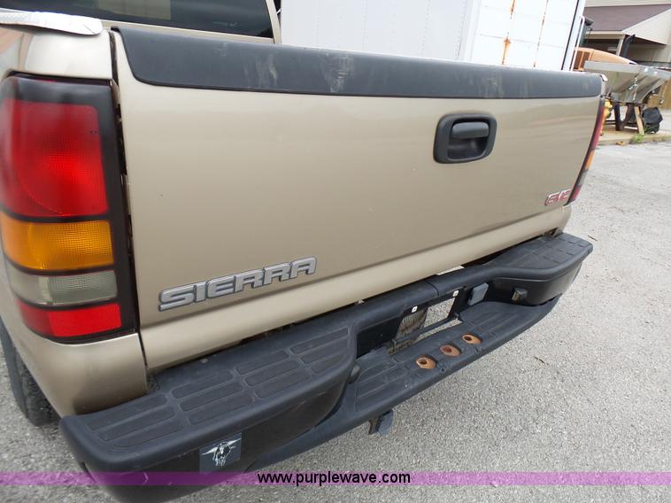 image for item AV9850 2004 GMC Sierra 1500 pickup truck