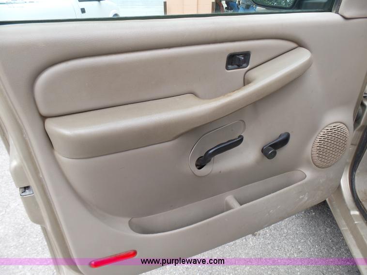 image for item AV9850 2004 GMC Sierra 1500 pickup truck