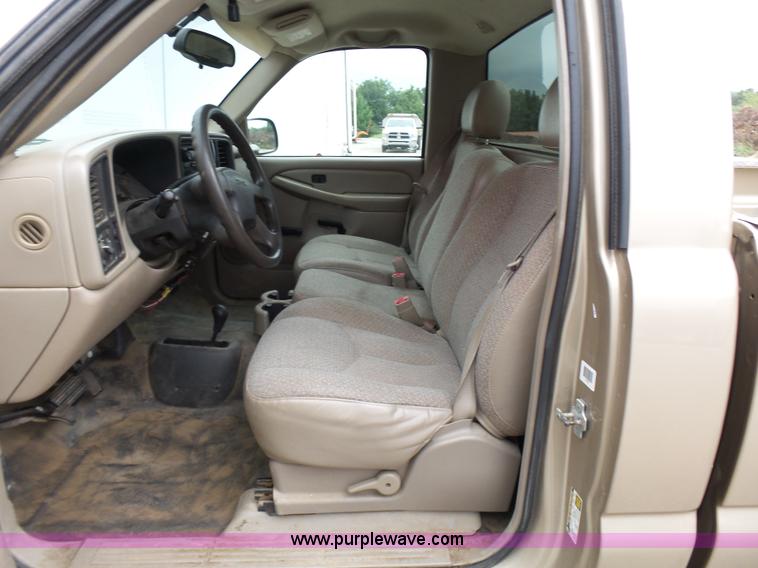 image for item AV9850 2004 GMC Sierra 1500 pickup truck