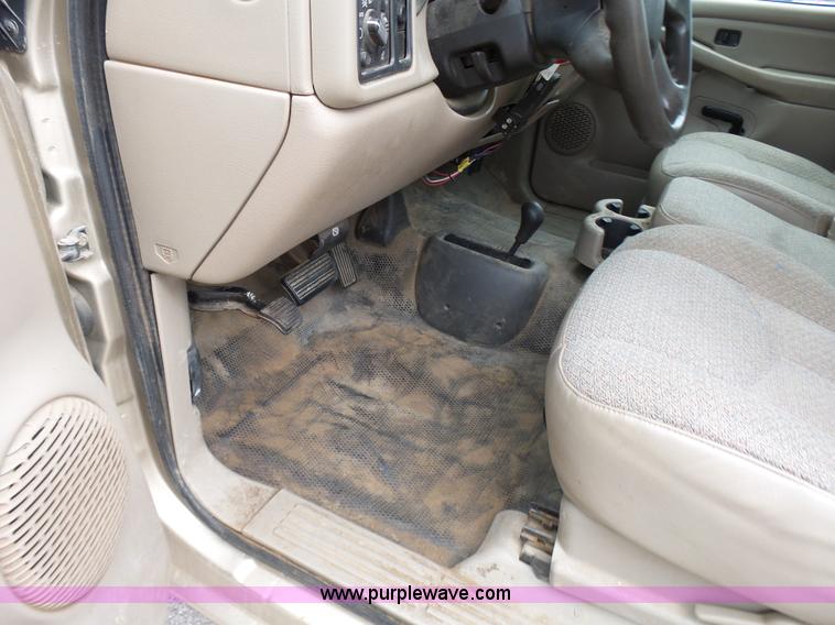 image for item AV9850 2004 GMC Sierra 1500 pickup truck