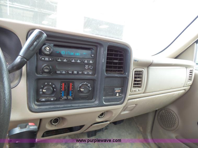 image for item AV9850 2004 GMC Sierra 1500 pickup truck