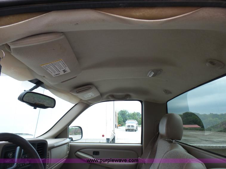 image for item AV9850 2004 GMC Sierra 1500 pickup truck