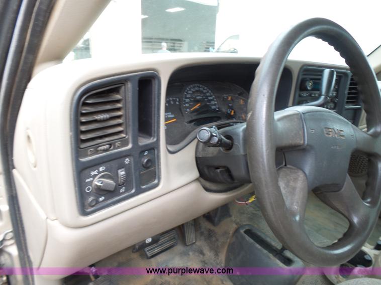 image for item AV9850 2004 GMC Sierra 1500 pickup truck