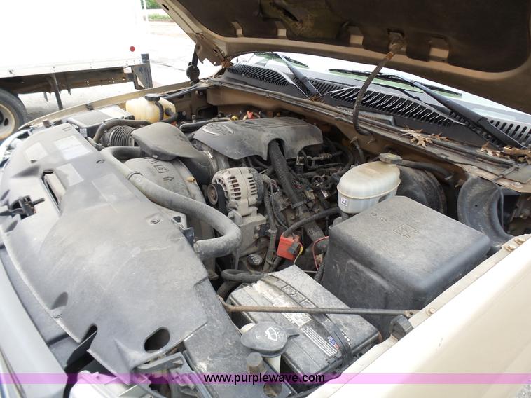 image for item AV9850 2004 GMC Sierra 1500 pickup truck