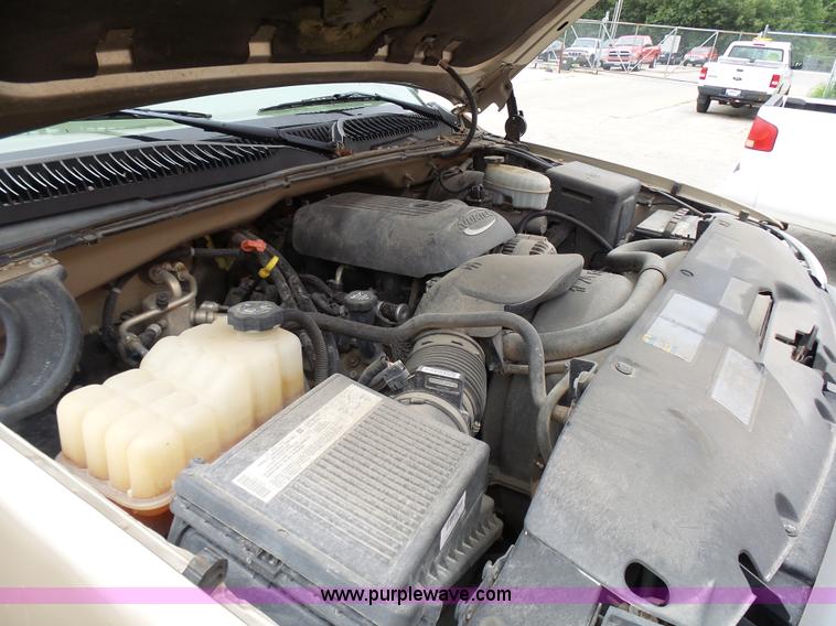 image for item AV9850 2004 GMC Sierra 1500 pickup truck