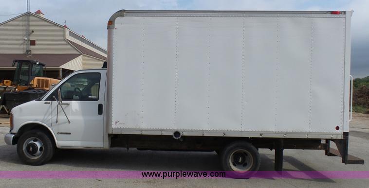 image for item AV9851 2000 Chevrolet Express G3500 box truck