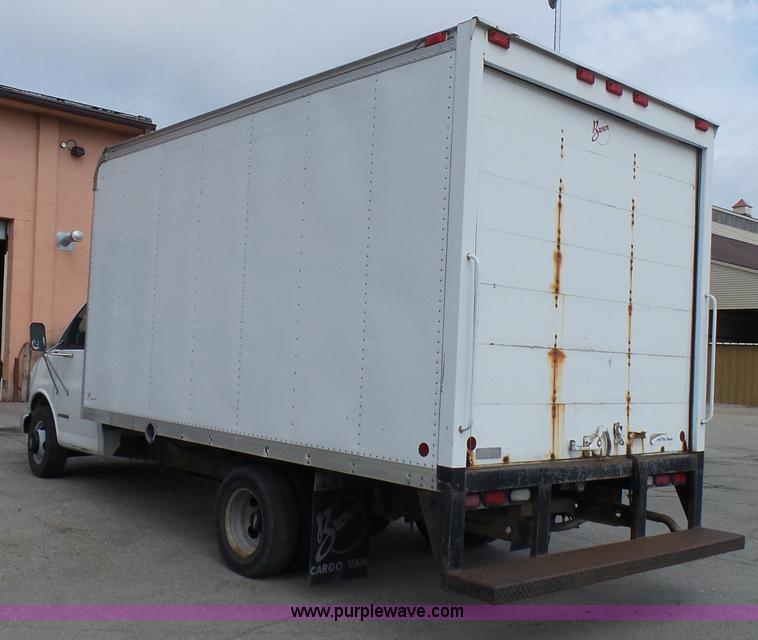 image for item AV9851 2000 Chevrolet Express G3500 box truck