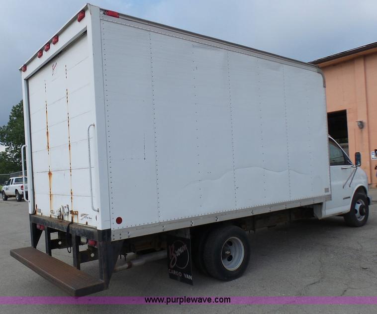 image for item AV9851 2000 Chevrolet Express G3500 box truck