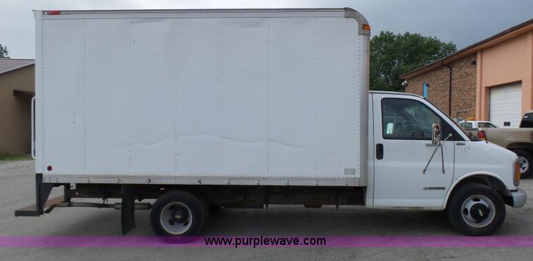 image for item AV9851 2000 Chevrolet Express G3500 box truck
