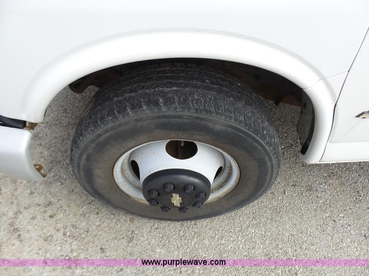 image for item AV9851 2000 Chevrolet Express G3500 box truck