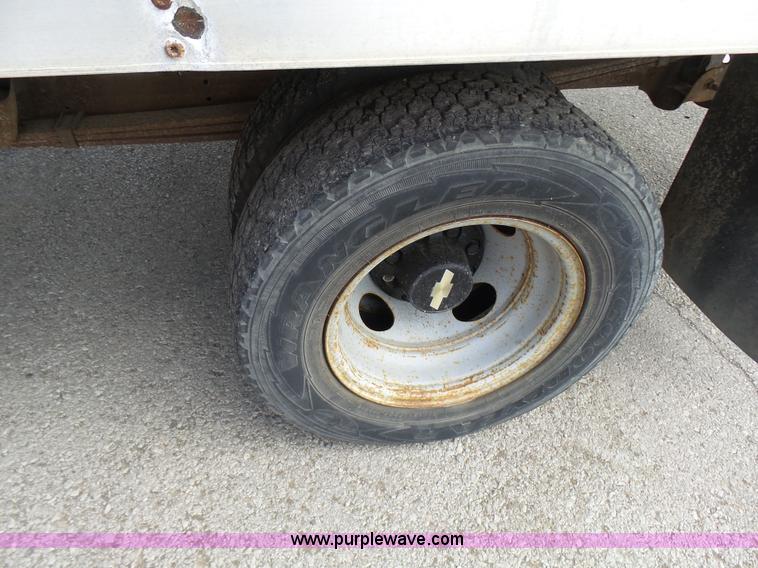 image for item AV9851 2000 Chevrolet Express G3500 box truck