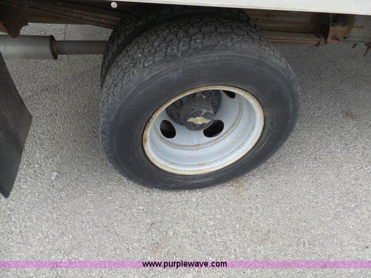 image for item AV9851 2000 Chevrolet Express G3500 box truck