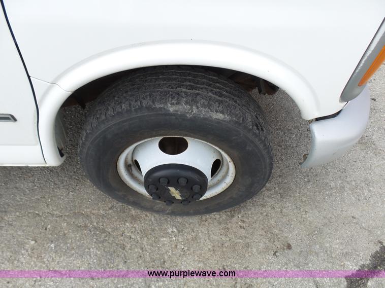 image for item AV9851 2000 Chevrolet Express G3500 box truck