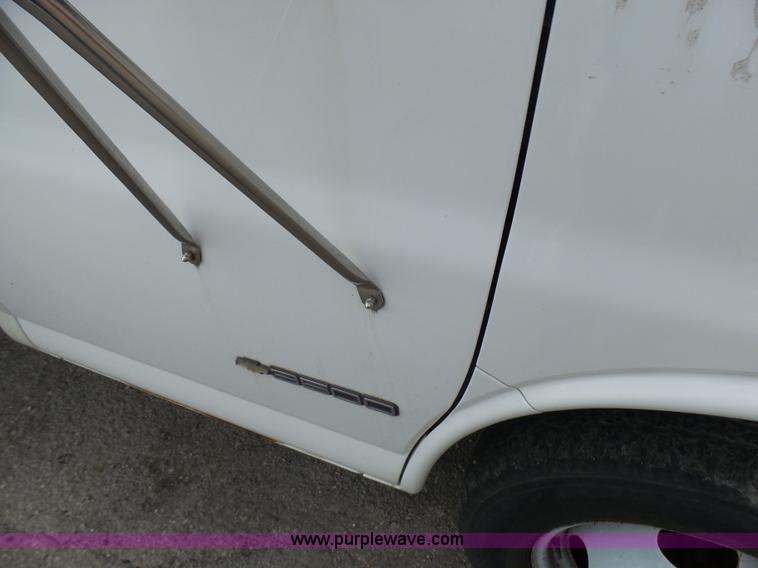 image for item AV9851 2000 Chevrolet Express G3500 box truck