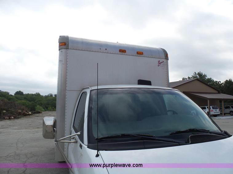 image for item AV9851 2000 Chevrolet Express G3500 box truck