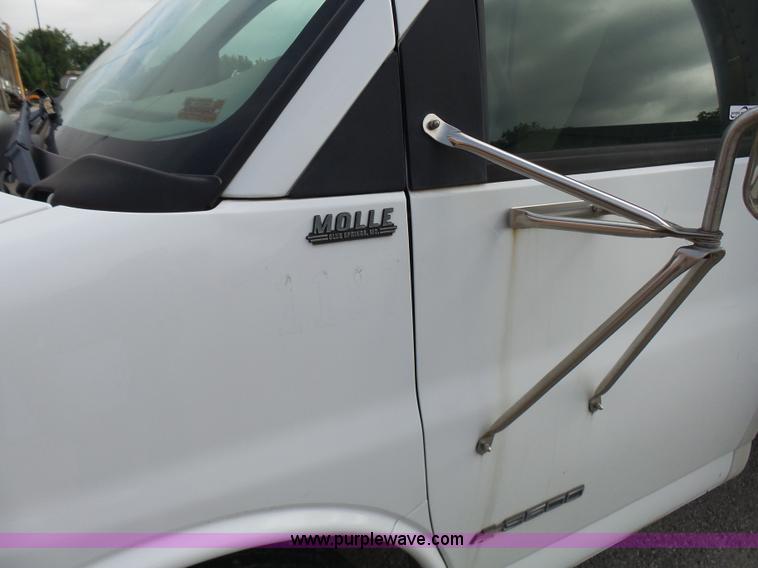 image for item AV9851 2000 Chevrolet Express G3500 box truck