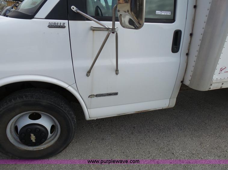 image for item AV9851 2000 Chevrolet Express G3500 box truck