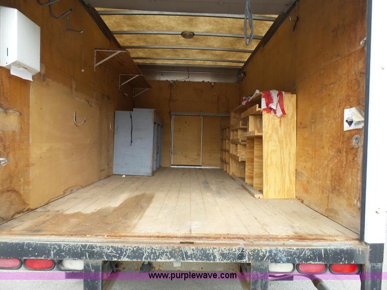 image for item AV9851 2000 Chevrolet Express G3500 box truck