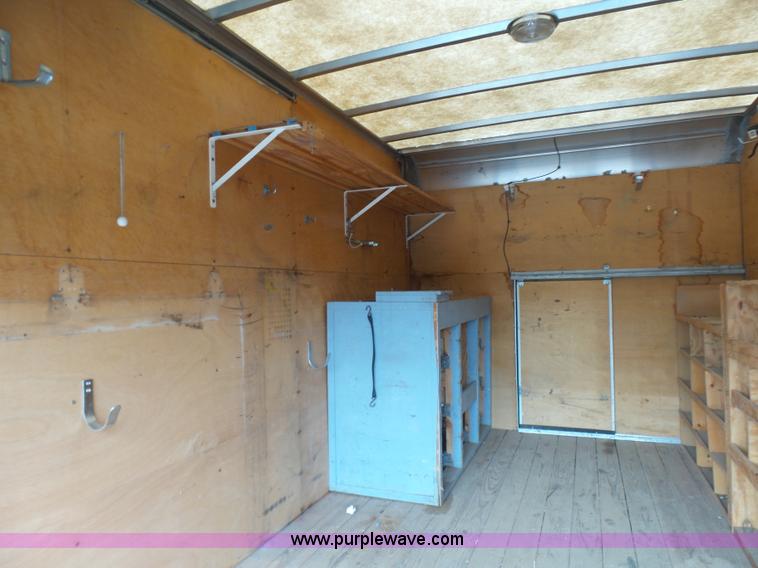 image for item AV9851 2000 Chevrolet Express G3500 box truck